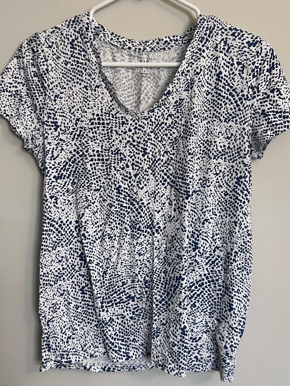 GAP White V-Neck Short Sleeve Tee with Navy Dot Pattern
